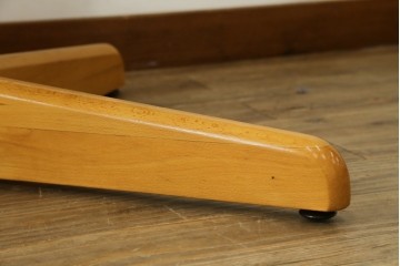 和製ヴィンテージ　飛騨産業　キツツキ　ブナ材　丸みのある天板がやさしい印象を添える小振りなダイニングテーブル　(R-087581)