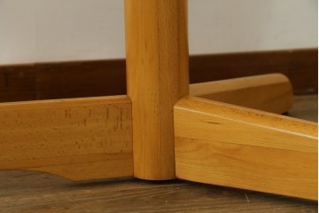 和製ヴィンテージ　飛騨産業　キツツキ　ブナ材　丸みのある天板がやさしい印象を添える小振りなダイニングテーブル　(R-087581)