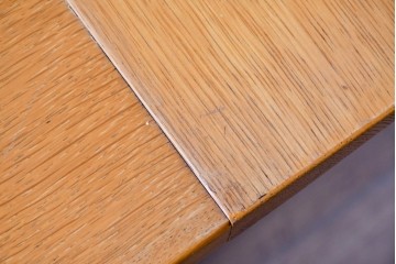 和製ヴィンテージ　KOSUGA(コスガ)　楢(ナラ)材　角丸デザインでレトロモダンな雰囲気がおしゃれなセンターテーブル　(R-087582)