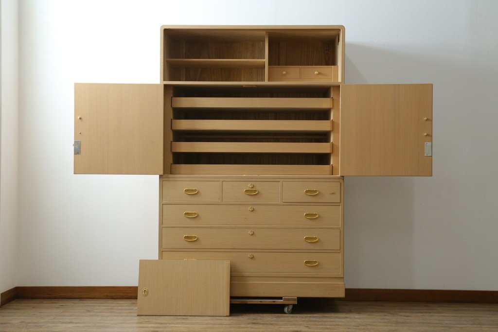 中古　伝統工芸士　中田静夫作　収納力に優れた紀州箪笥　定価約100万円　(R-087598)