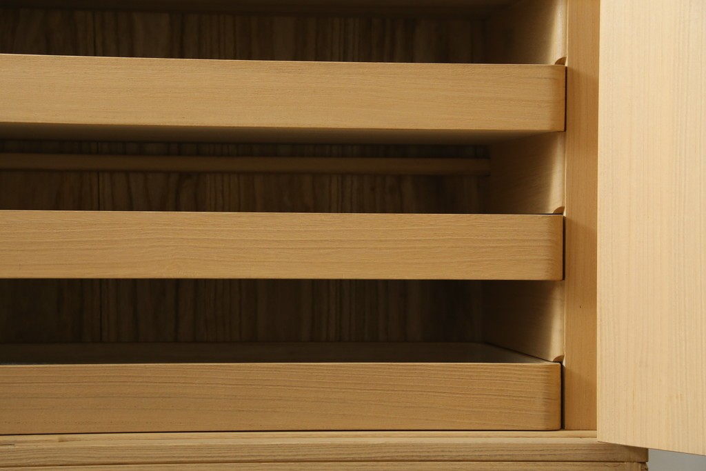 中古　伝統工芸士　中田静夫作　収納力に優れた紀州箪笥　定価約100万円　(R-087598)