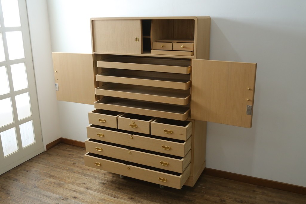 中古　伝統工芸士　中田静夫作　収納力に優れた紀州箪笥　定価約100万円　(R-087598)