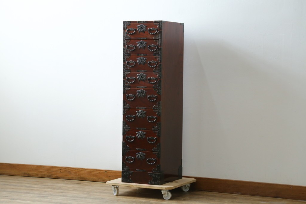 和製ヴィンテージ　仙台箪笥　門間箪笥店　名工　八重樫繁作　手打ち金具が目を引く縦型チェスト　(R-087600)