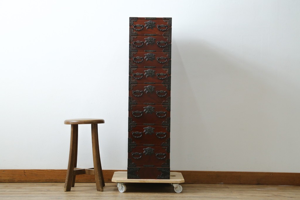 和製ヴィンテージ　仙台箪笥　門間箪笥店　名工　八重樫繁作　手打ち金具が目を引く縦型チェスト　(R-087600)