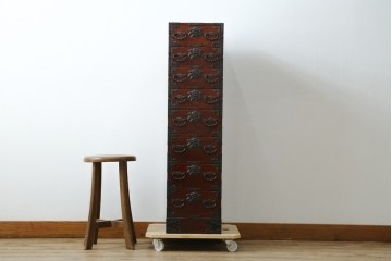 和製ヴィンテージ　仙台箪笥　門間箪笥店　名工　八重樫繁作　手打ち金具が目を引く縦型チェスト　(R-087600)