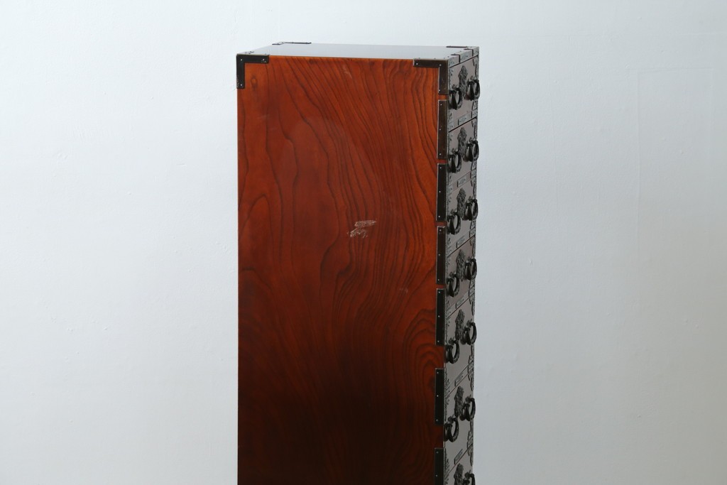 和製ヴィンテージ　仙台箪笥　門間箪笥店　名工　八重樫繁作　手打ち金具が目を引く縦型チェスト　(R-087600)