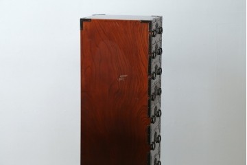 和製ヴィンテージ　仙台箪笥　門間箪笥店　名工　八重樫繁作　手打ち金具が目を引く縦型チェスト　(R-087600)