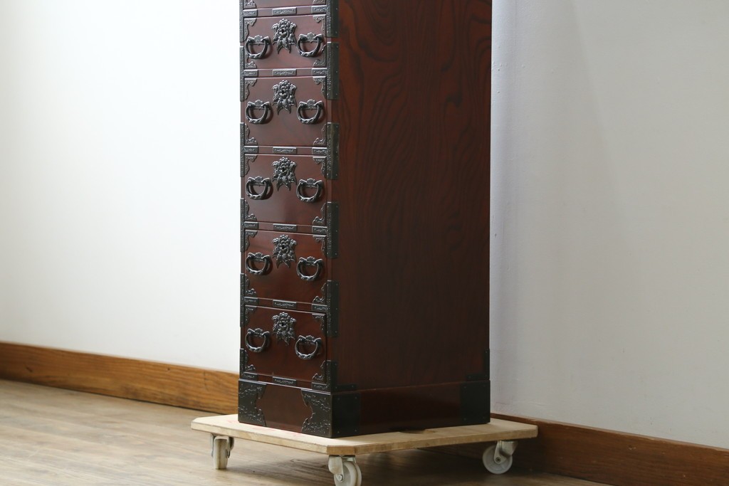 和製ヴィンテージ　仙台箪笥　門間箪笥店　名工　八重樫繁作　手打ち金具が目を引く縦型チェスト　(R-087600)