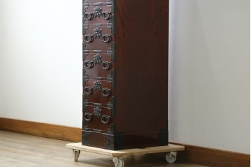 和製ヴィンテージ　仙台箪笥　門間箪笥店　名工　八重樫繁作　手打ち金具が目を引く縦型チェスト　(R-087600)