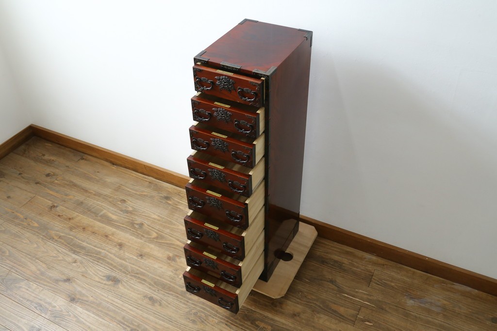 和製ヴィンテージ　仙台箪笥　門間箪笥店　名工　八重樫繁作　手打ち金具が目を引く縦型チェスト　(R-087600)