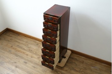 和製ヴィンテージ　仙台箪笥　門間箪笥店　名工　八重樫繁作　手打ち金具が目を引く縦型チェスト　(R-087600)