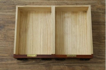 和製ヴィンテージ　仙台箪笥　門間箪笥店　名工　八重樫繁作　手打ち金具が目を引く縦型チェスト　(R-087600)