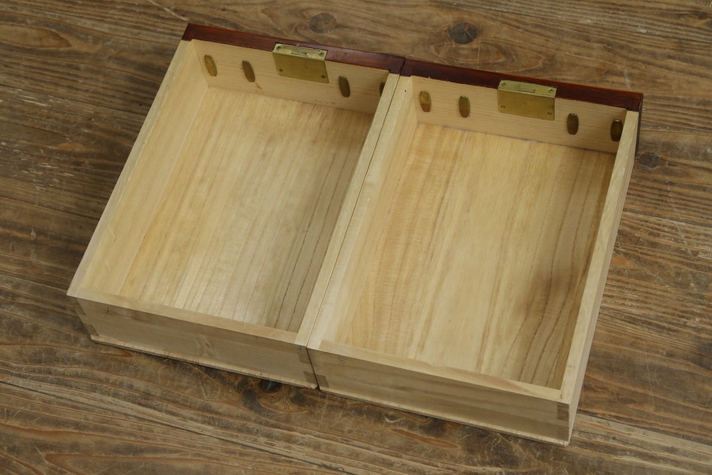 和製ヴィンテージ　仙台箪笥　門間箪笥店　名工　八重樫繁作　手打ち金具が目を引く縦型チェスト　(R-087600)