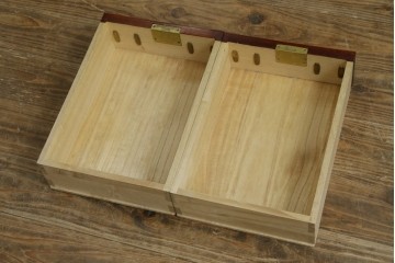 和製ヴィンテージ　仙台箪笥　門間箪笥店　名工　八重樫繁作　手打ち金具が目を引く縦型チェスト　(R-087600)