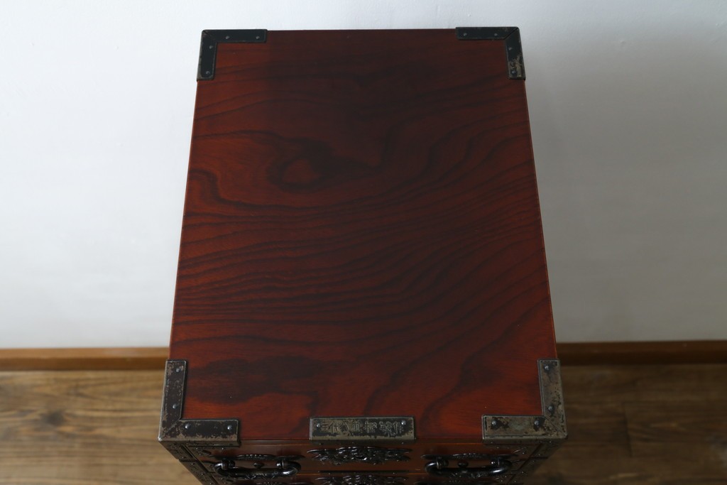 和製ヴィンテージ　仙台箪笥　門間箪笥店　名工　八重樫繁作　手打ち金具が目を引く縦型チェスト　(R-087600)