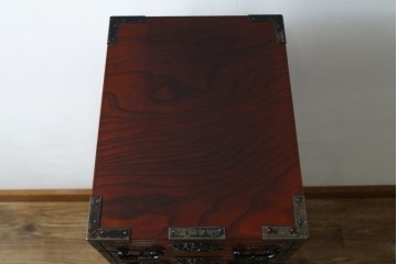 和製ヴィンテージ　仙台箪笥　門間箪笥店　名工　八重樫繁作　手打ち金具が目を引く縦型チェスト　(R-087600)