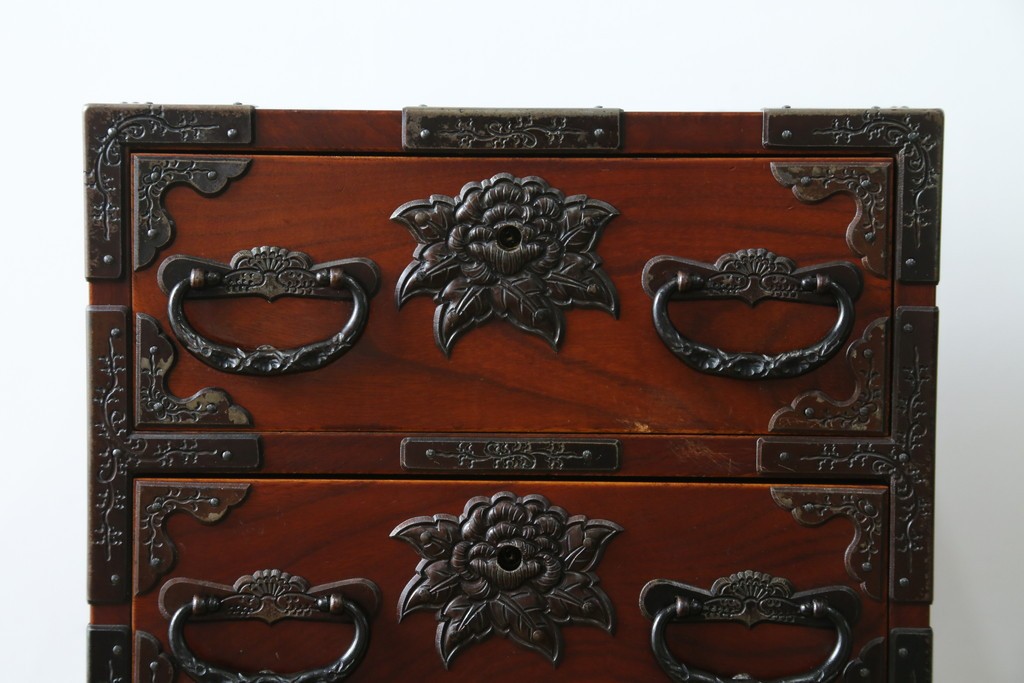 和製ヴィンテージ　仙台箪笥　門間箪笥店　名工　八重樫繁作　手打ち金具が目を引く縦型チェスト　(R-087600)