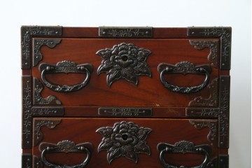 和製ヴィンテージ　仙台箪笥　門間箪笥店　名工　八重樫繁作　手打ち金具が目を引く縦型チェスト　(R-087600)