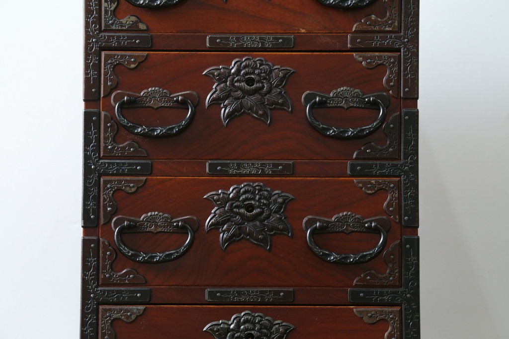 和製ヴィンテージ　仙台箪笥　門間箪笥店　名工　八重樫繁作　手打ち金具が目を引く縦型チェスト　(R-087600)