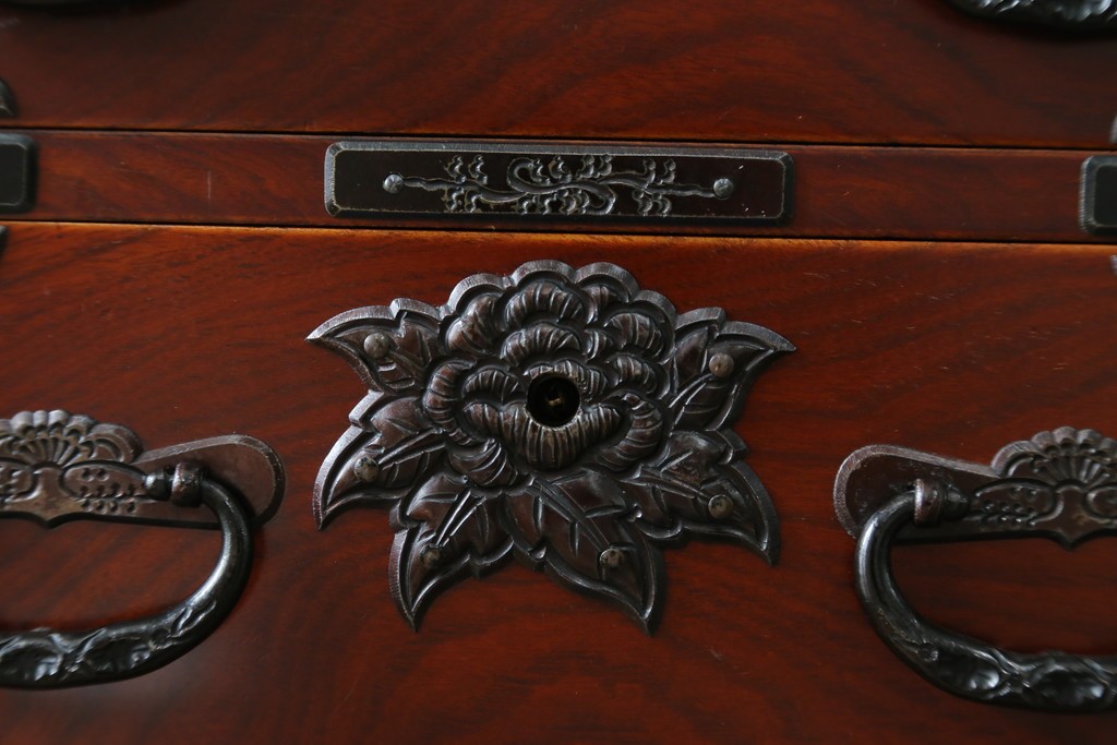 和製ヴィンテージ　仙台箪笥　門間箪笥店　名工　八重樫繁作　手打ち金具が目を引く縦型チェスト　(R-087600)