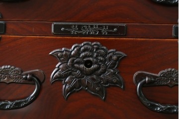 和製ヴィンテージ　仙台箪笥　門間箪笥店　名工　八重樫繁作　手打ち金具が目を引く縦型チェスト　(R-087600)