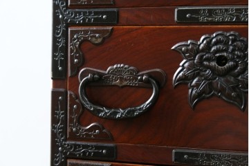 和製ヴィンテージ　仙台箪笥　門間箪笥店　名工　八重樫繁作　手打ち金具が目を引く縦型チェスト　(R-087600)