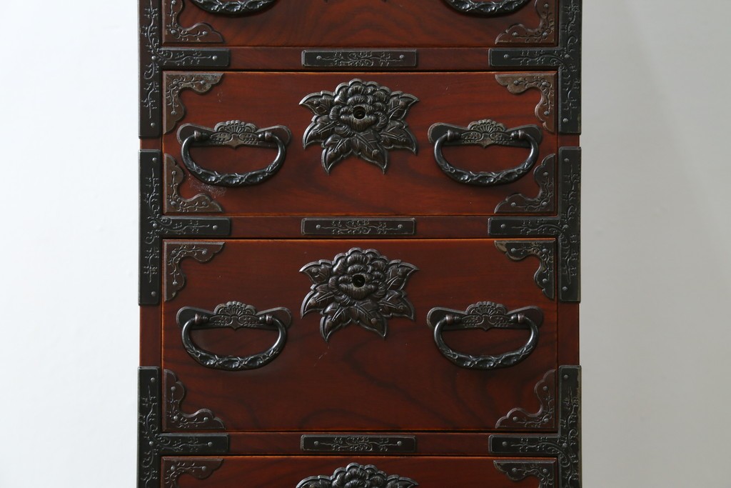 和製ヴィンテージ　仙台箪笥　門間箪笥店　名工　八重樫繁作　手打ち金具が目を引く縦型チェスト　(R-087600)