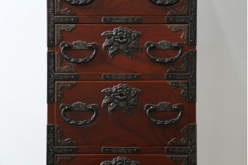 和製ヴィンテージ　仙台箪笥　門間箪笥店　名工　八重樫繁作　手打ち金具が目を引く縦型チェスト　(R-087600)