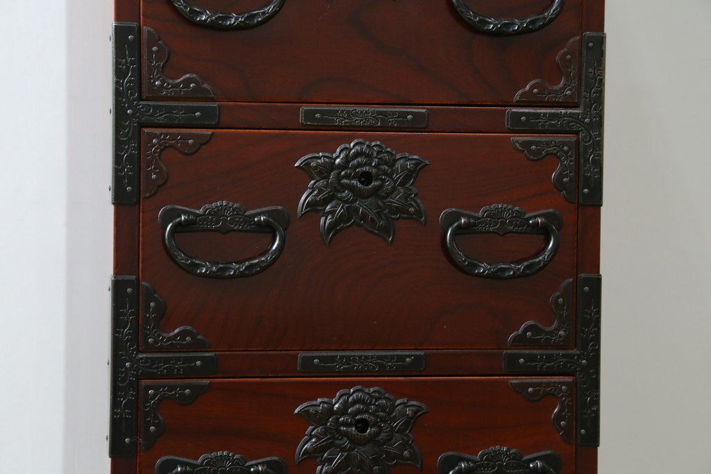 和製ヴィンテージ　仙台箪笥　門間箪笥店　名工　八重樫繁作　手打ち金具が目を引く縦型チェスト　(R-087600)