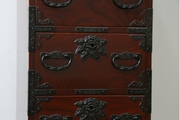 和製ヴィンテージ　仙台箪笥　門間箪笥店　名工　八重樫繁作　手打ち金具が目を引く縦型チェスト　(R-087600)