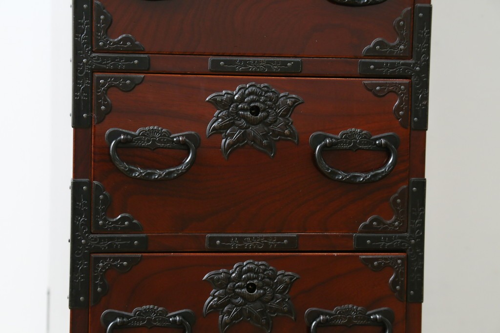 和製ヴィンテージ　仙台箪笥　門間箪笥店　名工　八重樫繁作　手打ち金具が目を引く縦型チェスト　(R-087600)