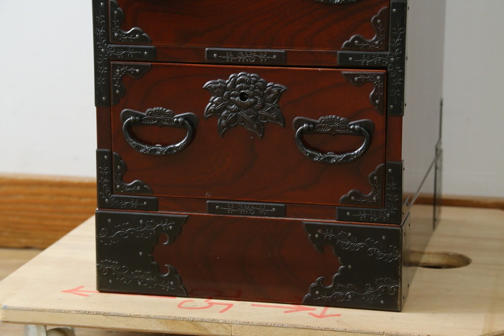 和製ヴィンテージ　仙台箪笥　門間箪笥店　名工　八重樫繁作　手打ち金具が目を引く縦型チェスト　(R-087600)