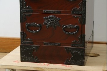 和製ヴィンテージ　仙台箪笥　門間箪笥店　名工　八重樫繁作　手打ち金具が目を引く縦型チェスト　(R-087600)