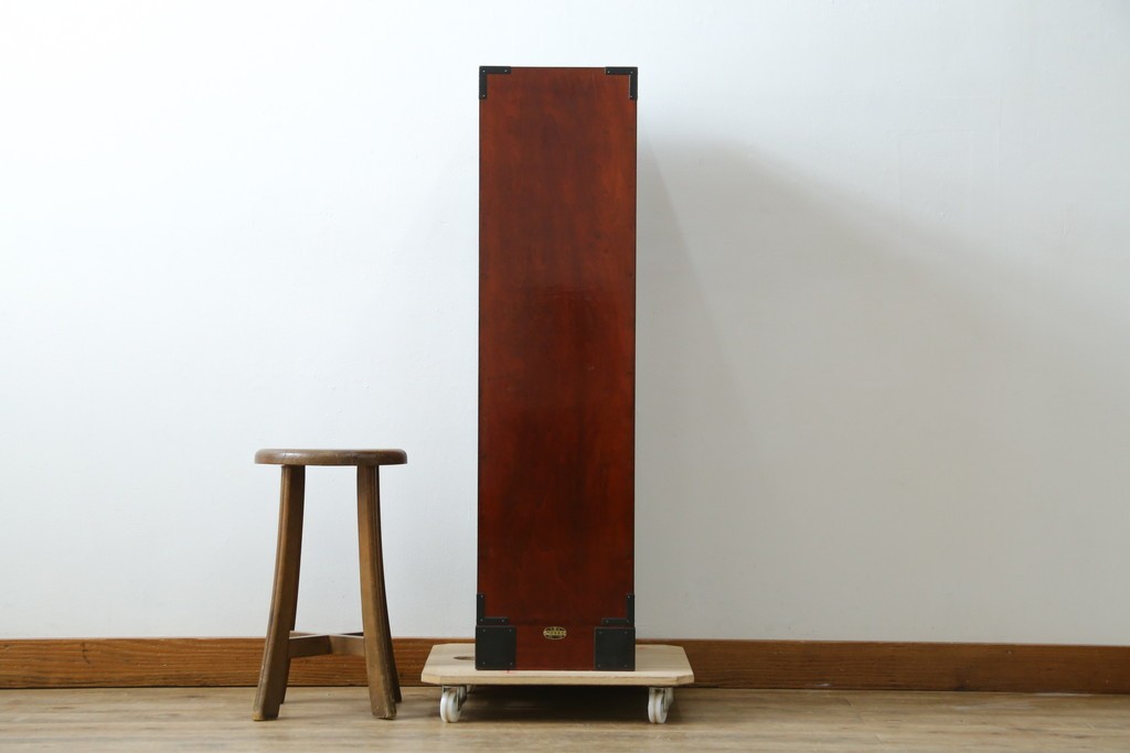 和製ヴィンテージ　仙台箪笥　門間箪笥店　名工　八重樫繁作　手打ち金具が目を引く縦型チェスト　(R-087600)