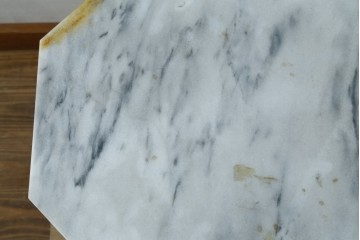 イタリアヴィンテージ　大理石トップ　脚のデザインがおしゃれなオクタゴンサイドテーブル　(R-087601)