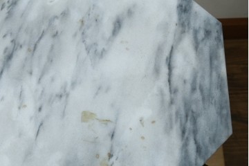 イタリアヴィンテージ　大理石トップ　脚のデザインがおしゃれなオクタゴンサイドテーブル　(R-087601)