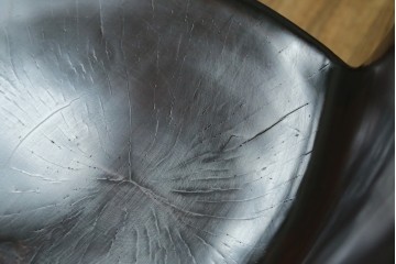 ヴィンテージ　一点物!!　重厚な無垢材削り出しのアームレスチェア　(R-087604)