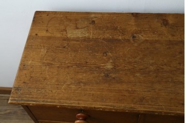 フランスアンティーク　パイン材　まん丸の取っ手が可愛らしい小振りなチェスト　(R-087610)