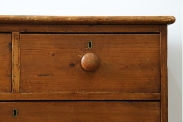 フランスアンティーク　パイン材　まん丸の取っ手が可愛らしい小振りなチェスト　(R-087610)