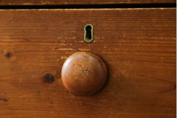 フランスアンティーク　パイン材　まん丸の取っ手が可愛らしい小振りなチェスト　(R-087610)