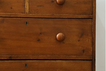フランスアンティーク　パイン材　まん丸の取っ手が可愛らしい小振りなチェスト　(R-087610)