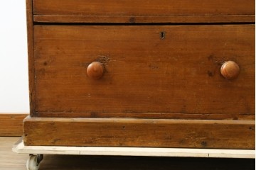 フランスアンティーク　パイン材　まん丸の取っ手が可愛らしい小振りなチェスト　(R-087610)