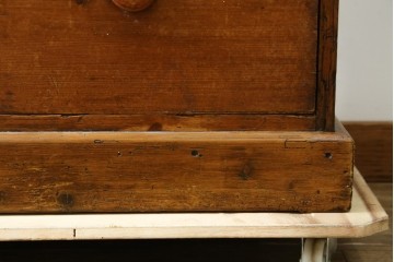 フランスアンティーク　パイン材　まん丸の取っ手が可愛らしい小振りなチェスト　(R-087610)
