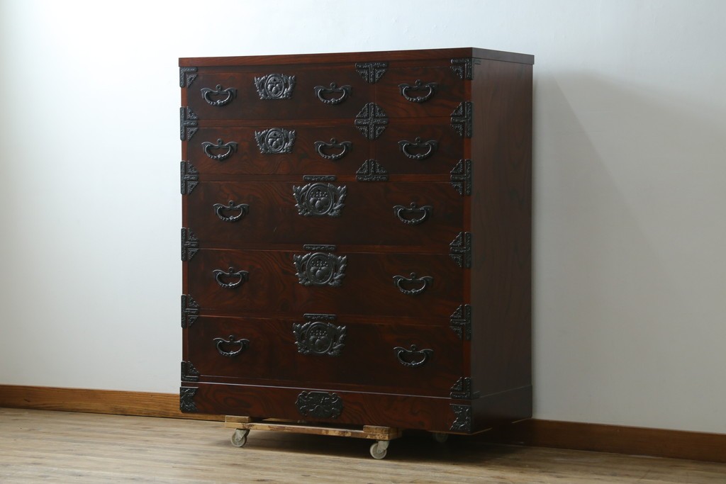 中古　美品　岩谷堂箪笥　欅(ケヤキ)材　漆塗りの美しい木肌に桐紋金具が映える衣装箪笥　(R-087612)