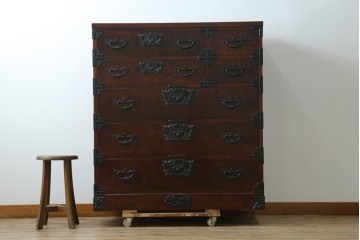 中古　美品　岩谷堂箪笥　欅(ケヤキ)材　漆塗りの美しい木肌に桐紋金具が映える衣装箪笥　(R-087612)