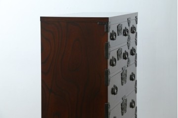 中古　美品　岩谷堂箪笥　欅(ケヤキ)材　漆塗りの美しい木肌に桐紋金具が映える衣装箪笥　(R-087612)