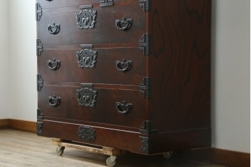 中古　美品　岩谷堂箪笥　欅(ケヤキ)材　漆塗りの美しい木肌に桐紋金具が映える衣装箪笥　(R-087612)