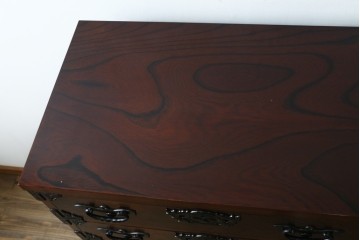 中古　美品　岩谷堂箪笥　欅(ケヤキ)材　漆塗りの美しい木肌に桐紋金具が映える衣装箪笥　(R-087612)