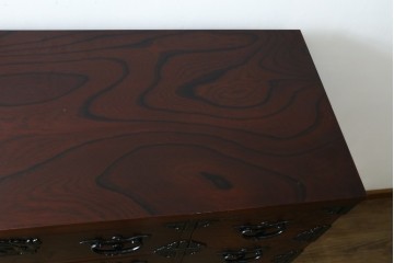 中古　美品　岩谷堂箪笥　欅(ケヤキ)材　漆塗りの美しい木肌に桐紋金具が映える衣装箪笥　(R-087612)