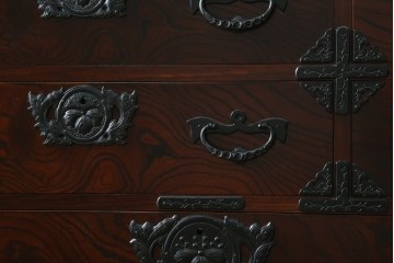 中古　美品　岩谷堂箪笥　欅(ケヤキ)材　漆塗りの美しい木肌に桐紋金具が映える衣装箪笥　(R-087612)